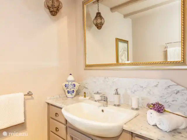 Casa dei Fiore/Montalcino/d’Orcia | Italie, Toscane, Buonconvento - maison mitoyenne Salle de bain de la troisième chambre double avec douche, WC, bidet et lavabo