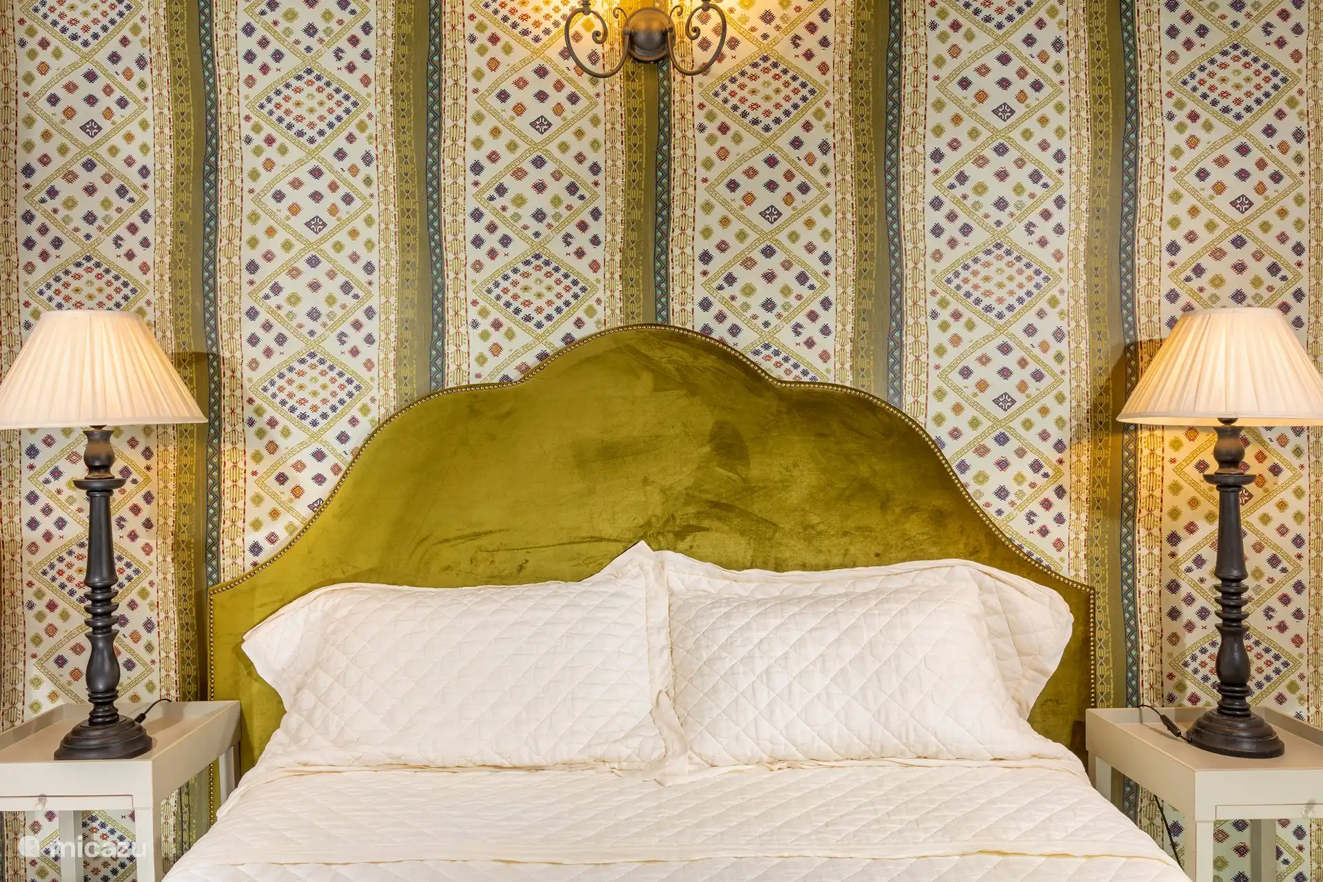 Dormitorio 2 con cama de matrimonio y baño privado.