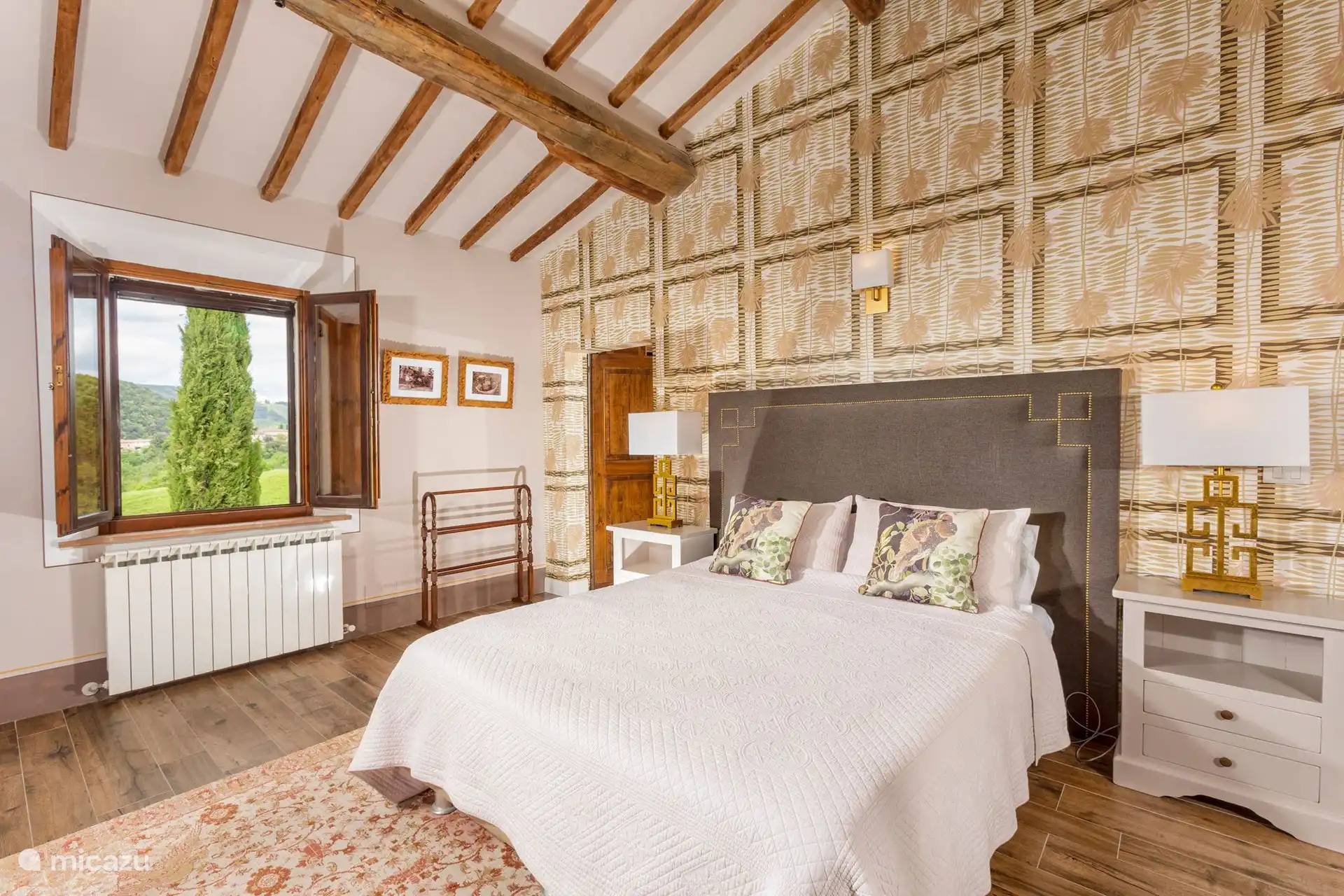 Dormitorio principal con cama de matrimonio y baño privado