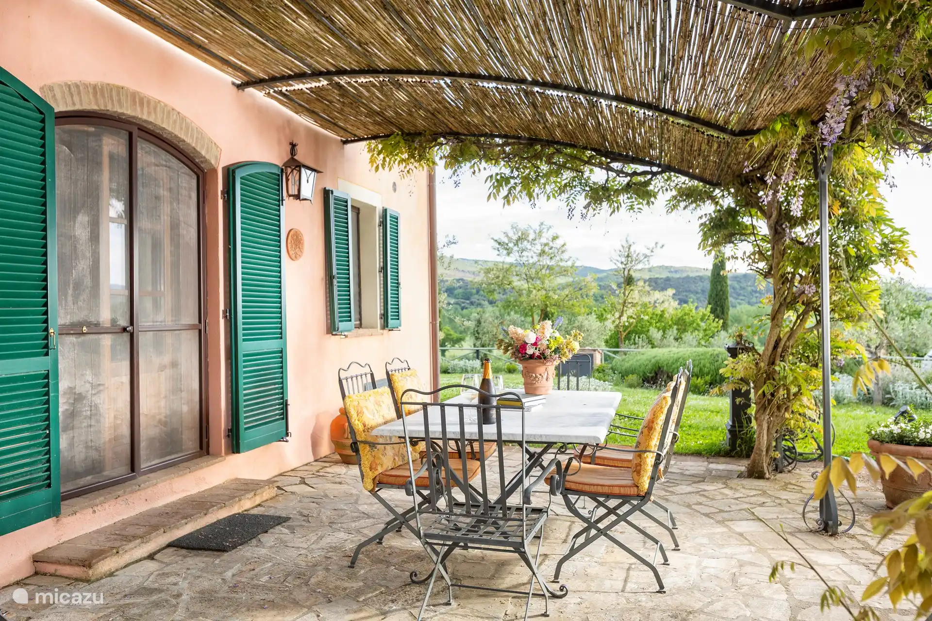la hermosa mesa de comedor en el jardín tiene capacidad para 8 personas