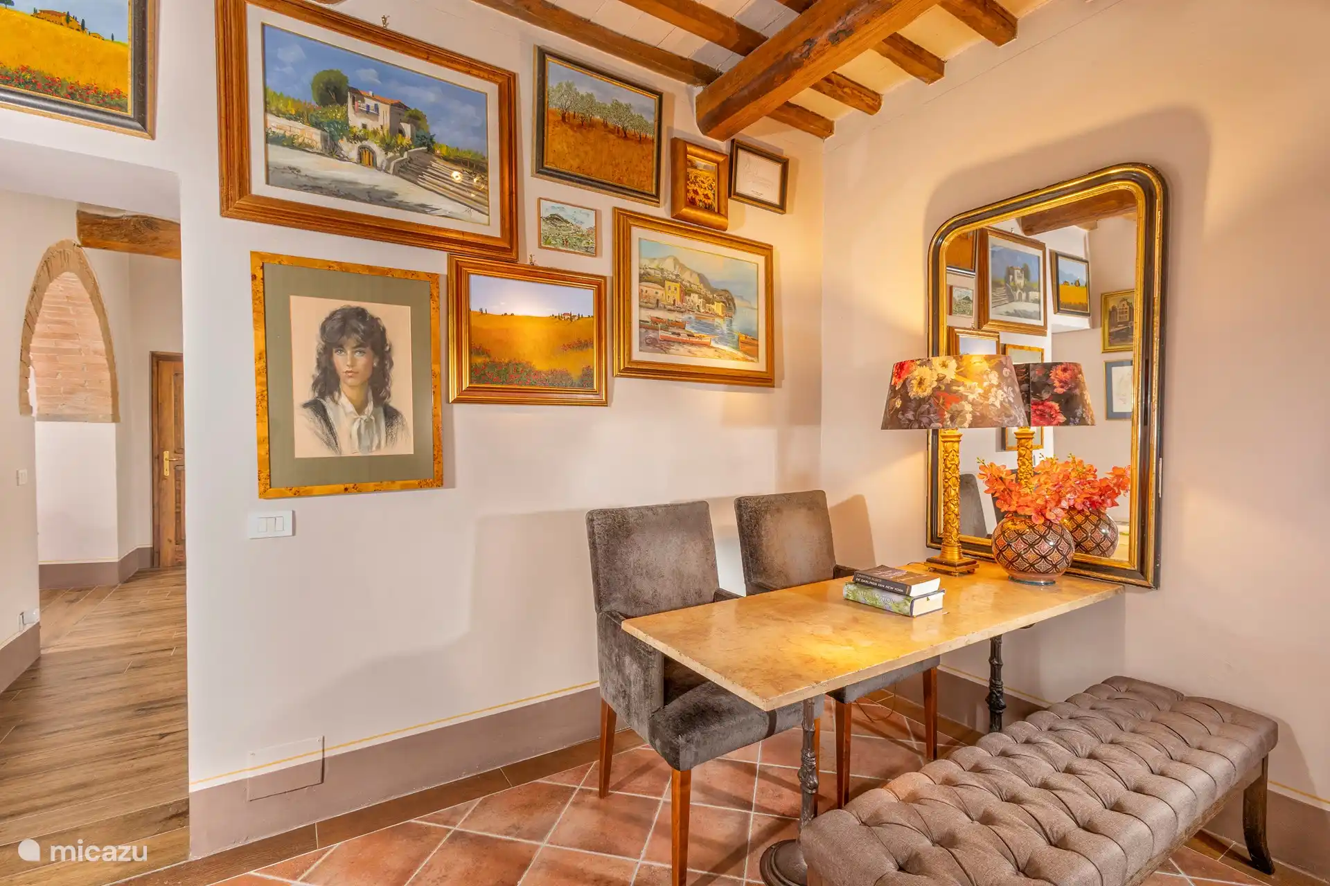 Sala de desayunos también utilizada como lugar de trabajo.