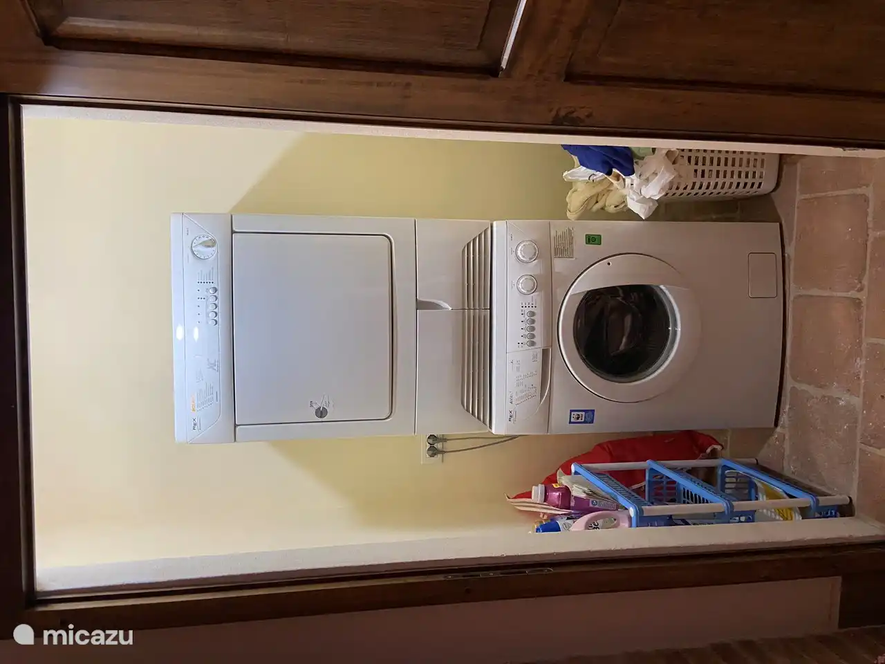 Hay una lavadora y secadora.