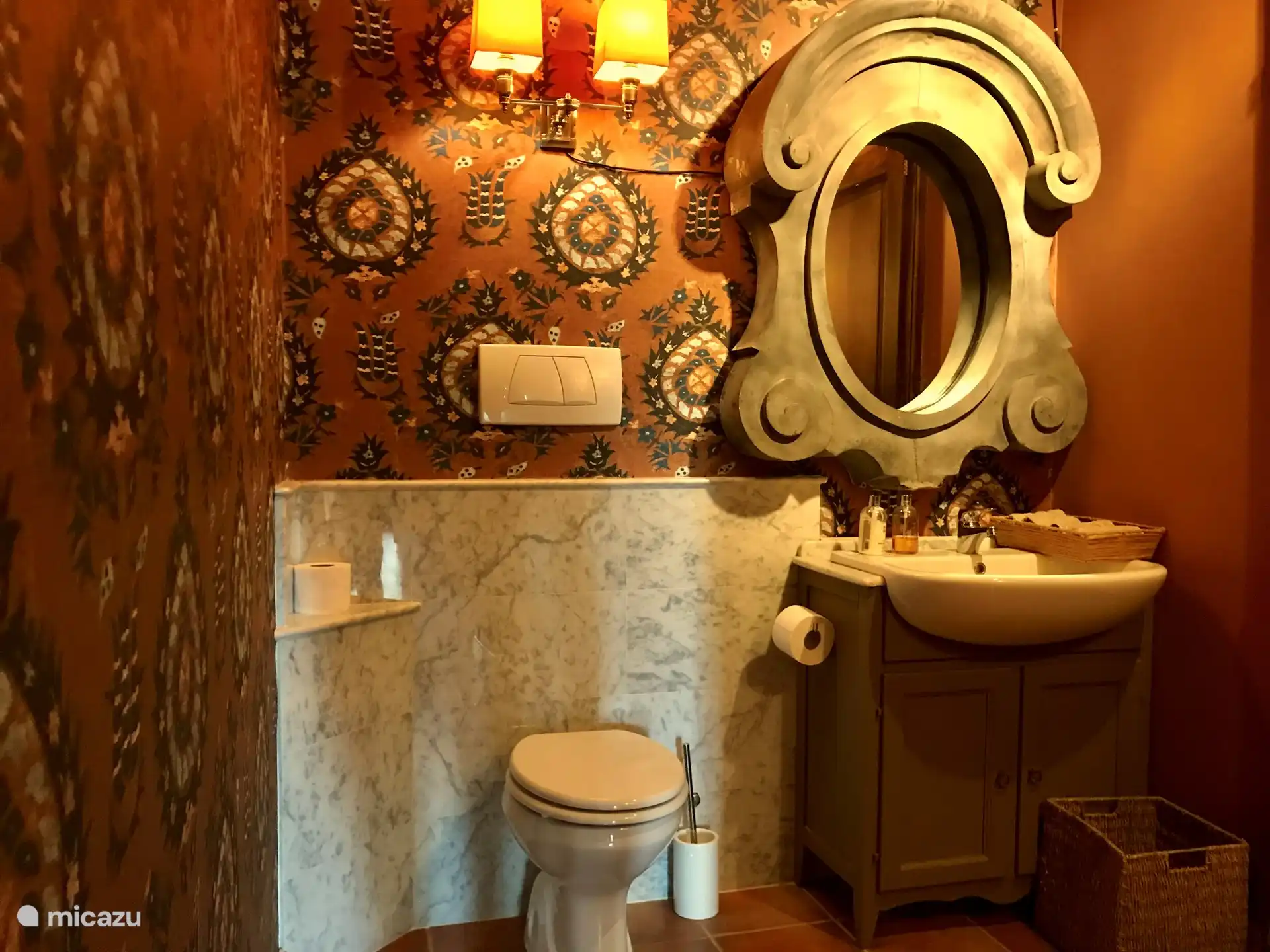 Aseo de invitados en la planta baja.