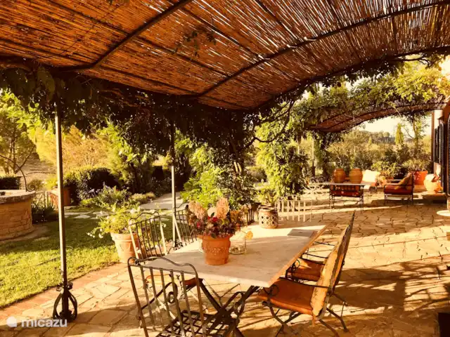 Casa dei Fiore/Montalcino/d’Orcia | Italie, Toscane, Buonconvento - maison mitoyenne Une terrasse avec deux gazebos pour l'ombre