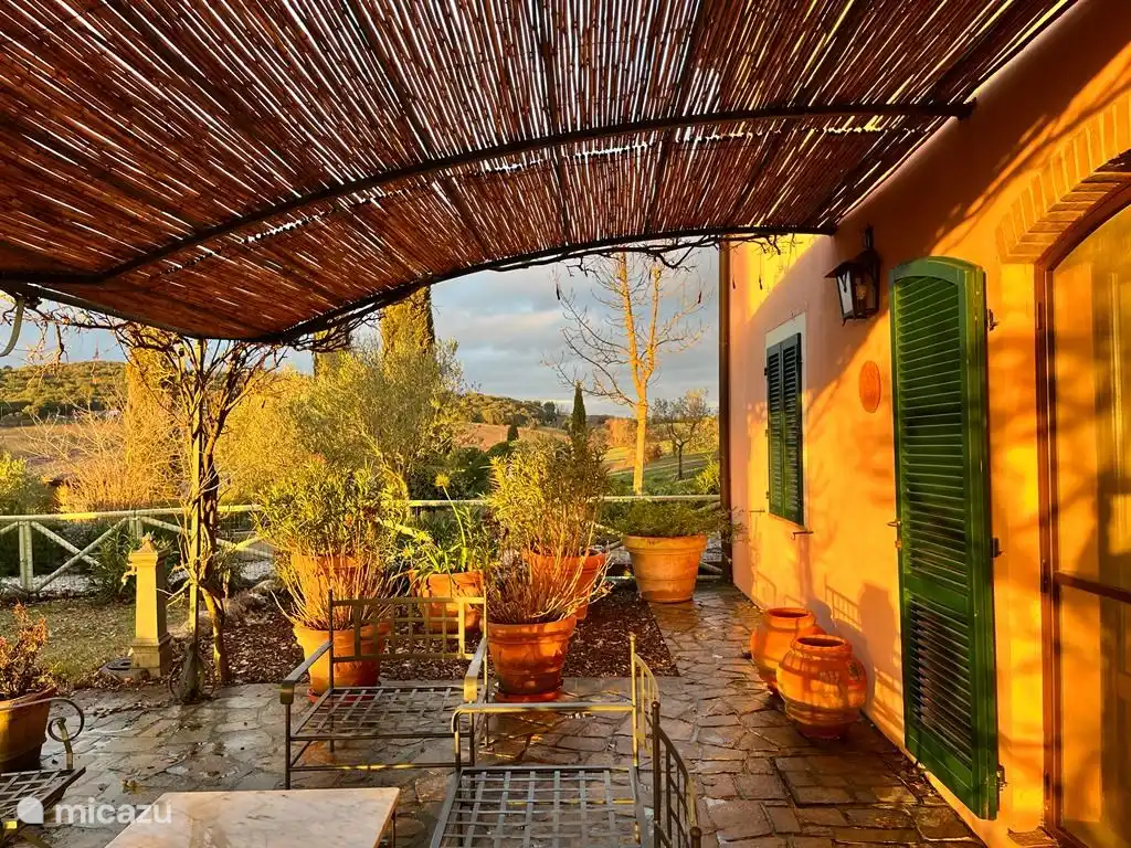 Terraza con varios asientos