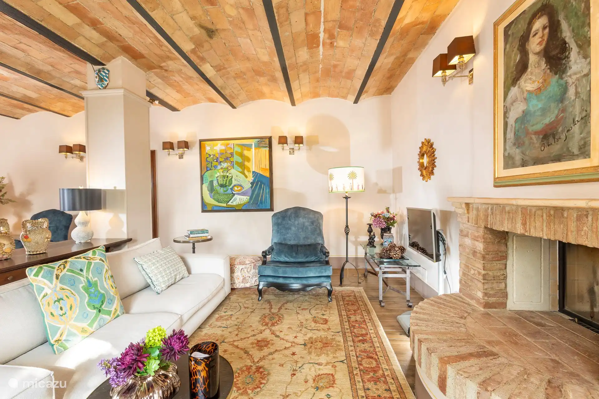 Salón, otro ángulo con TV y chimenea.