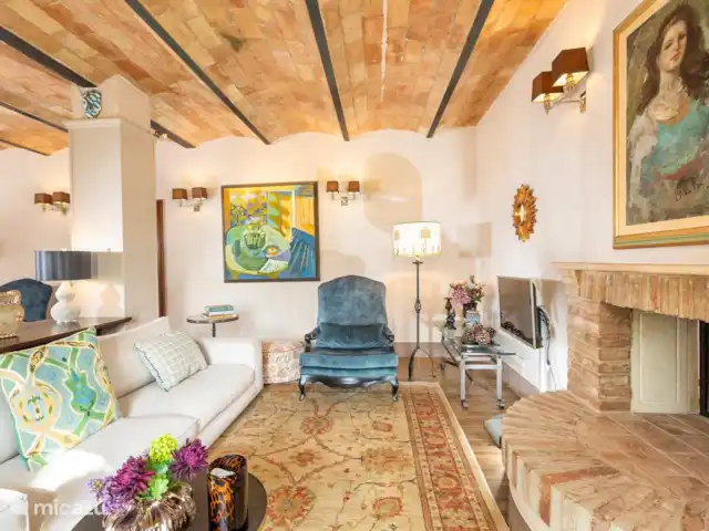 Casa dei Fiore/Montalcino/d’Orcia | Italie, Toscane, Buonconvento - maison mitoyenne Salon, autre angle avec TV et cheminée