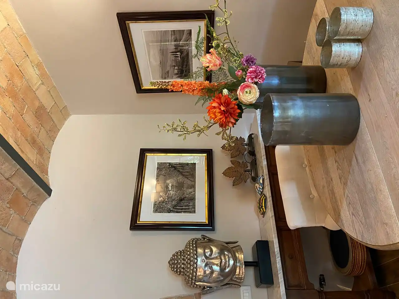 El salón está decorado con gusto y muebles lujosos, al igual que el resto de la casa.