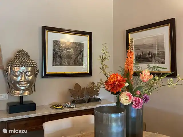 Casa dei Fiore/Montalcino/d’Orcia | Italie, Toscane, Buonconvento - maison mitoyenne Le salon est décoré avec goût et avec des meubles luxueux, tout comme le reste de la maison.