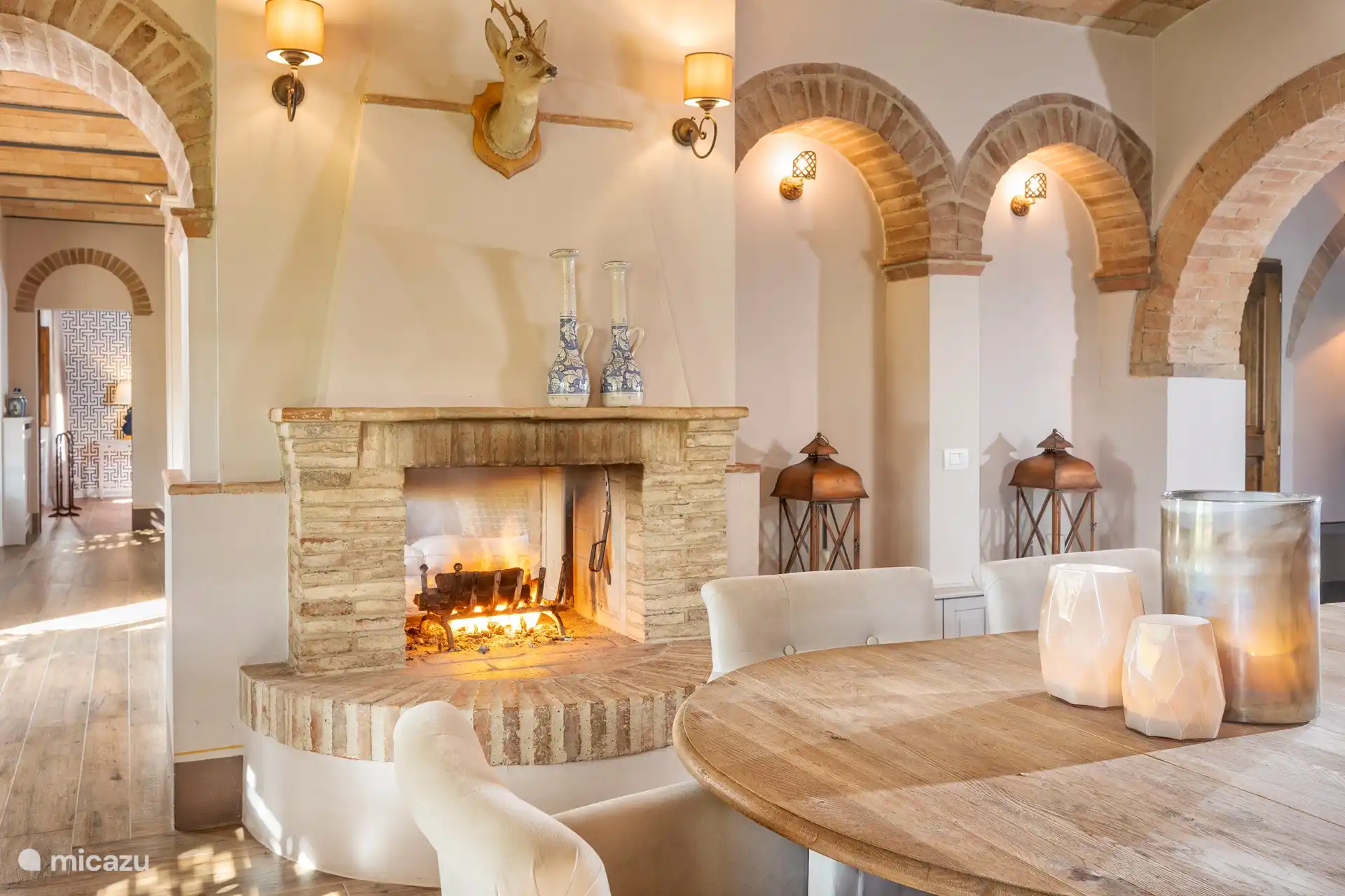 Comedor con chimenea