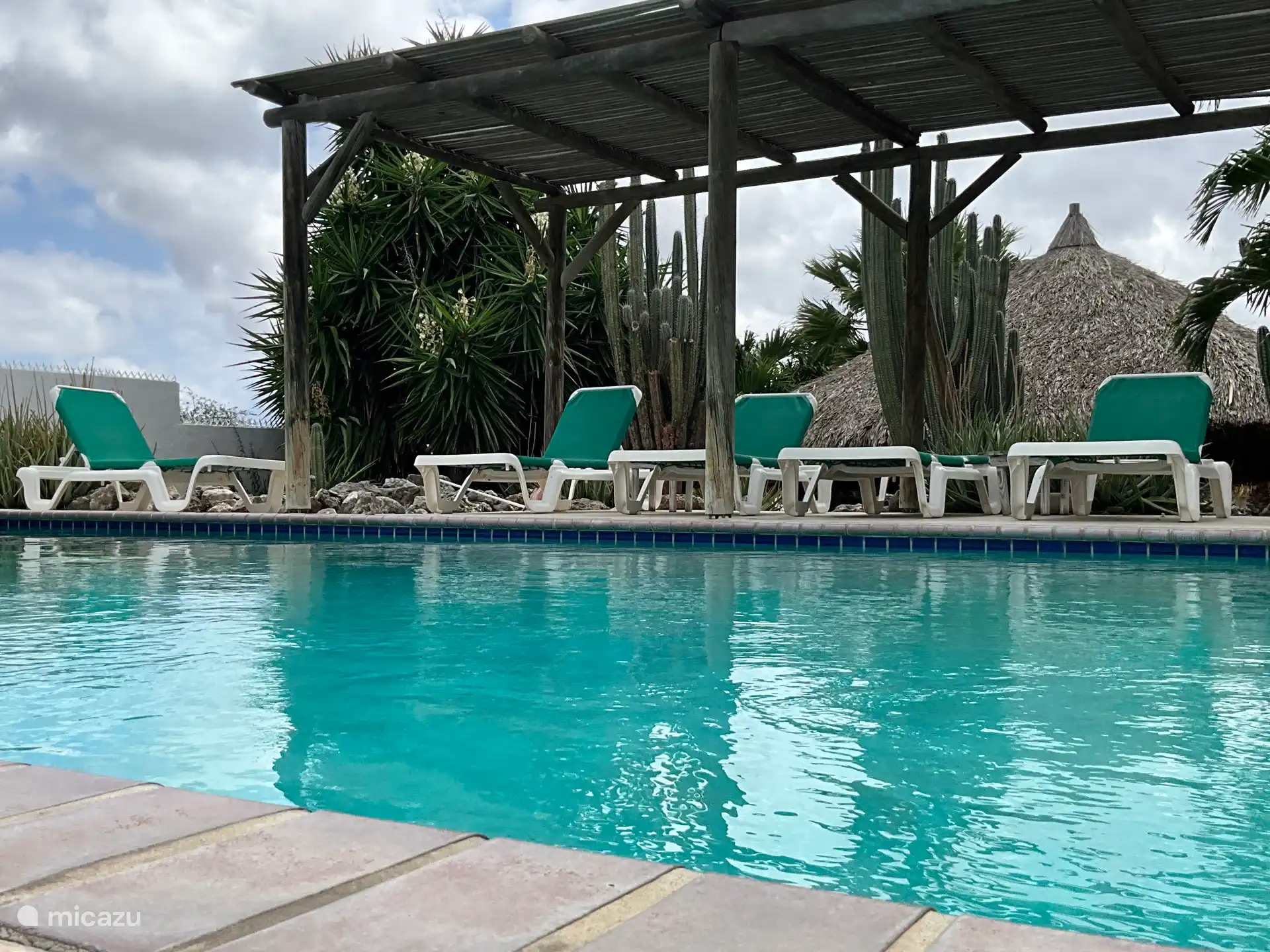 Sonnenliegen am Pool