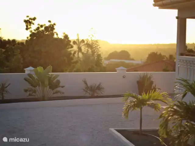 Villa avec vue panoramique | Curaçao, Curaçao-Centre, Bottelier - villa Coucher de soleil sur une partie du jardin