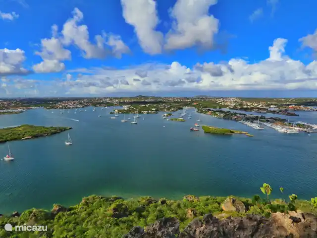 Villa avec vue panoramique | Curaçao, Curaçao-Centre, Bottelier - villa Faites une randonnée sur le « Kabrietenberg » pour une vue imprenable sur les « eaux espagnoles », « Caracasbaai » et la « montagne de la Table ».