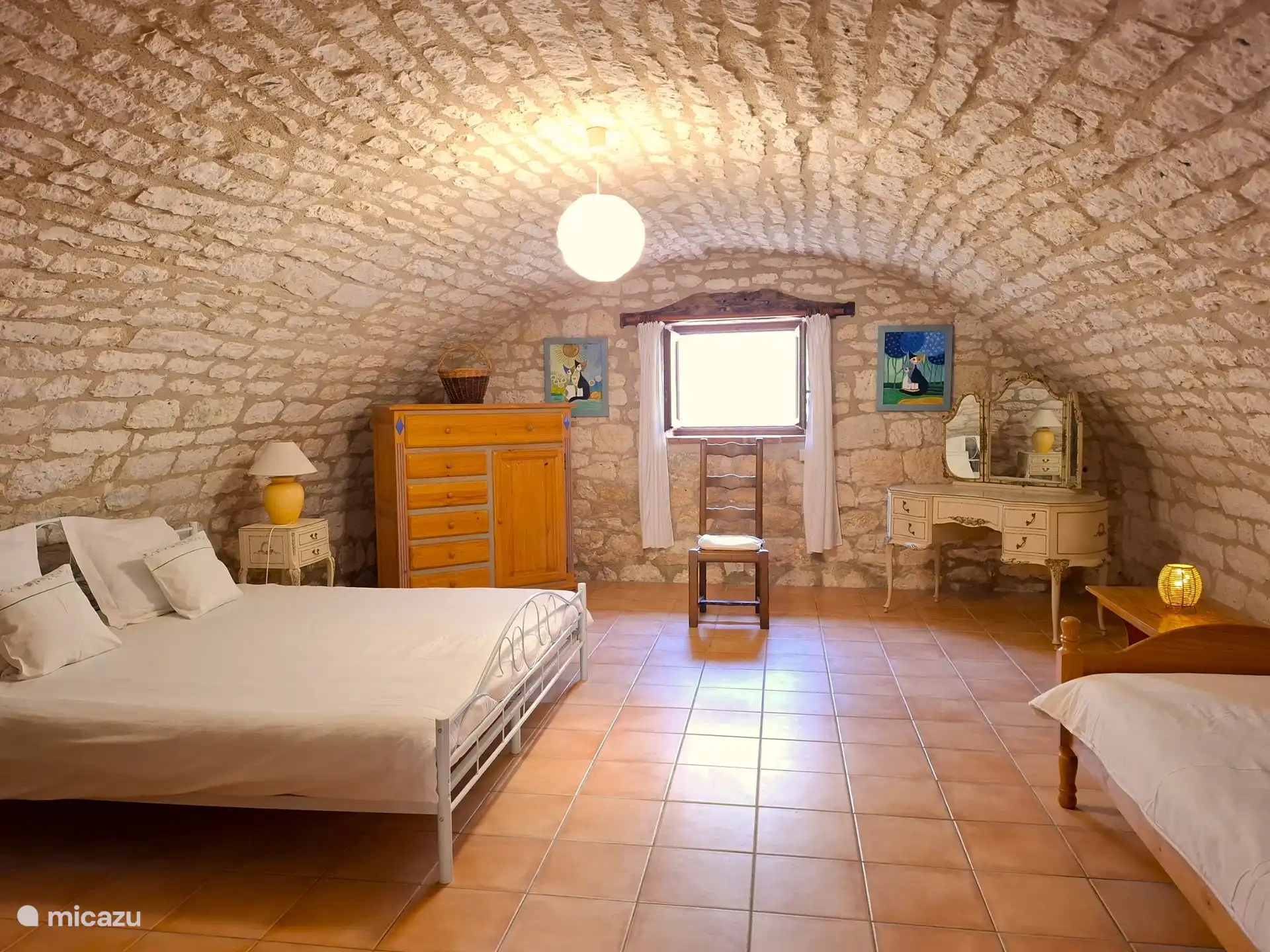 Family room. Double 180x200cm bed with single 90x190cm bed. Ensuite shower and toilet.