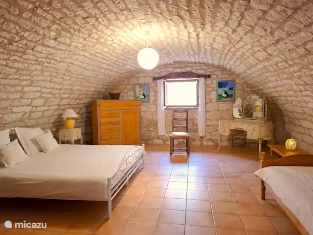 Location de Vacances France, Lot, Cézac, gîte / cottage - Réserve Naturelle de la Grange de Cezac Chambre familiale. Lit double 180x200cm avec lit simple 90x190cm. Salle de douche et WC attenants.
