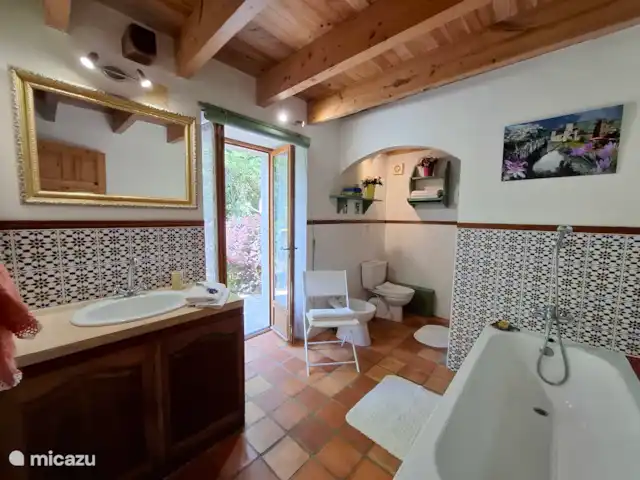 Location de Vacances France, Lot, Cézac, gîte / cottage - Réserve Naturelle de la Grange de Cezac Grande douche à l’italienne derrière la baignoire.
