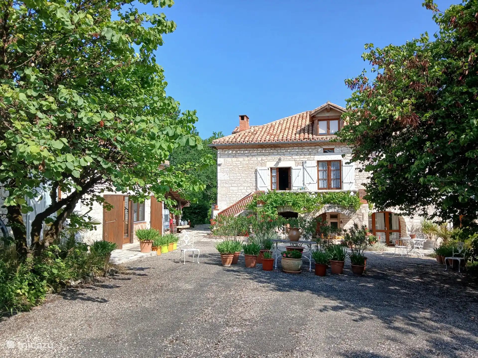Owners home next to the barn. Independnat entrance to the ground floor bedroom.