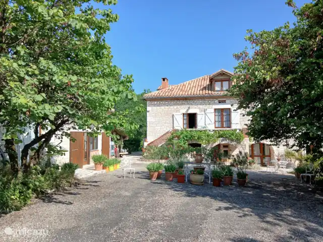 Location de Vacances France, Lot, Cézac, gîte / cottage - Réserve Naturelle de la Grange de Cezac Maison des propriétaires à côté de la grange. Entrée indépendante de la chambre du rez-de-chaussée.