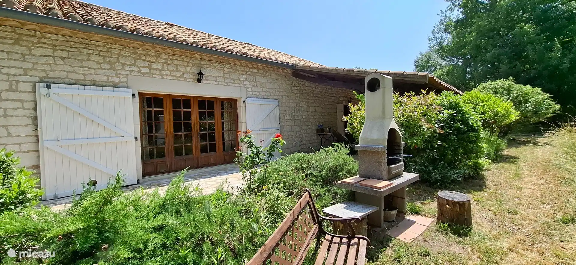 Carcoal BBQ (not to be used in dry season) Gas BBQ avilable.