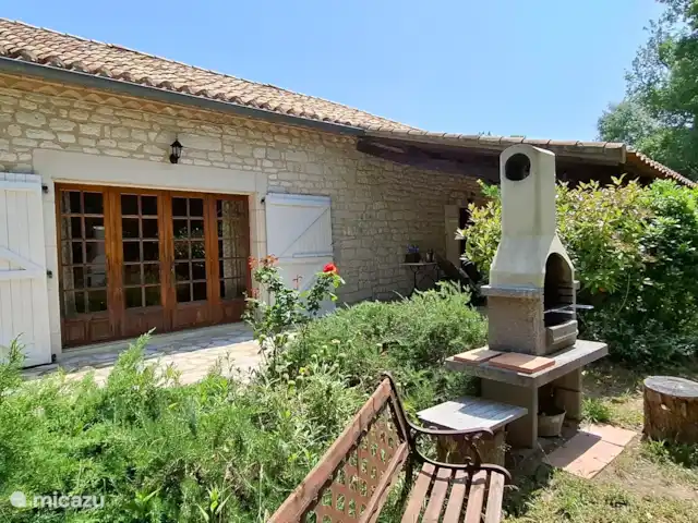 Location de Vacances France, Lot, Cézac, gîte / cottage - Réserve Naturelle de la Grange de Cezac Barbecue au charbon de bois (ne pas utiliser en saison sèche) Barbecue à gaz disponible.