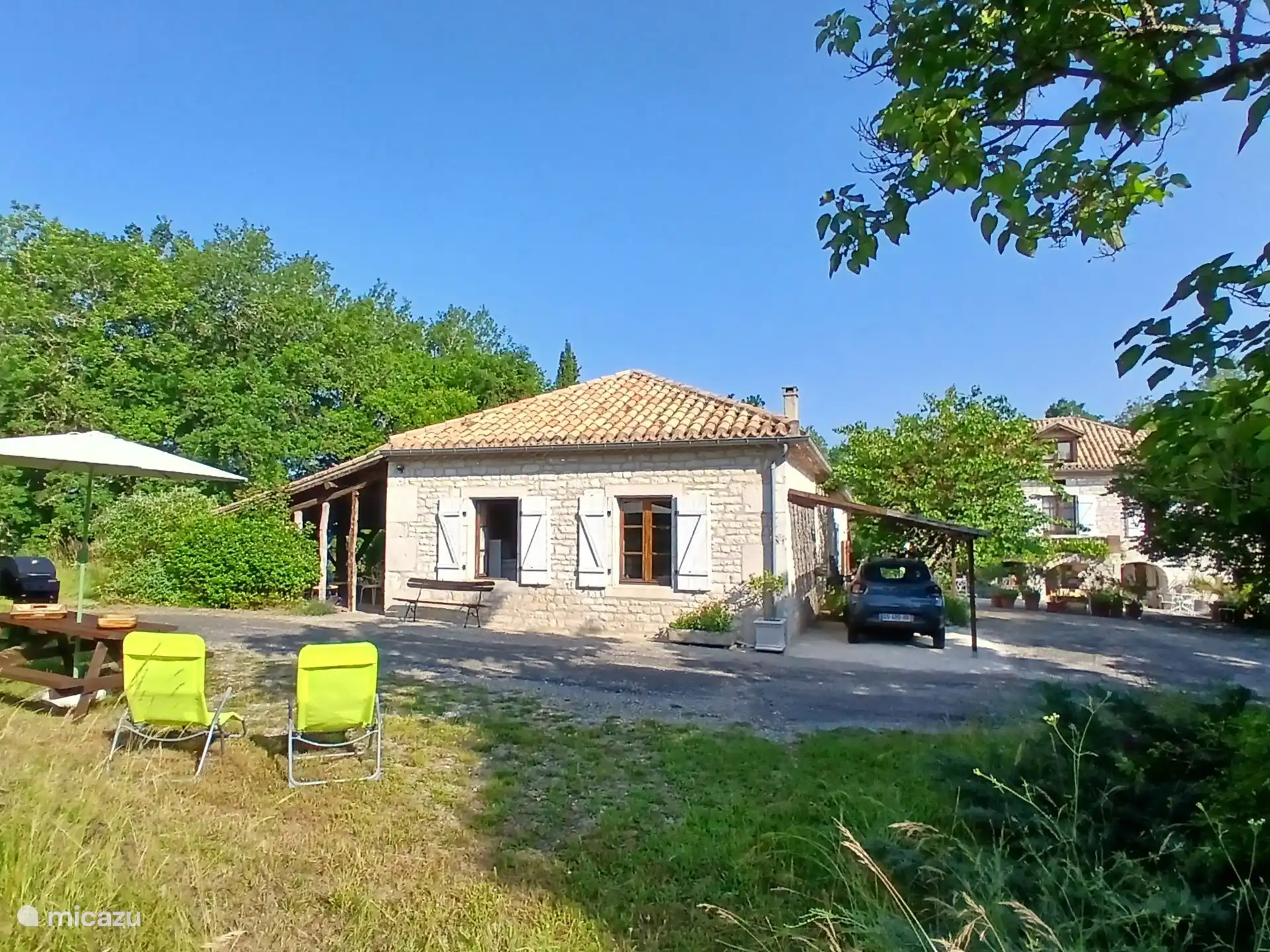 La Grange/Barn with Owners home on the right. Shaded parking area. EV Slow charge available upon request.