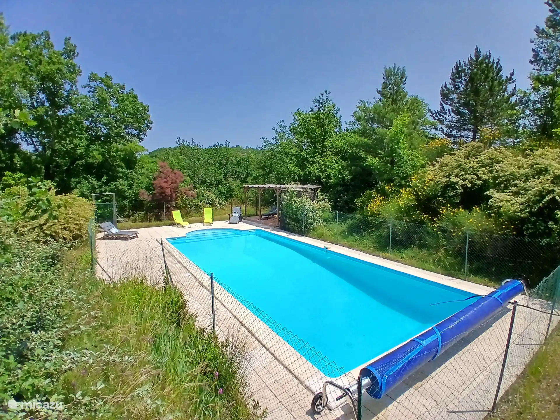 Large Heated pool 11x5m. Easy access stairs, shallow and deep end.