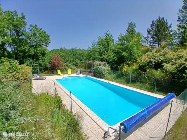 Location de Vacances France, Lot, Cézac, gîte / cottage - Réserve Naturelle de la Grange de Cezac Grande piscine chauffée 11x5m. Escalier facile d’accès, extrémité peu profonde et profonde.