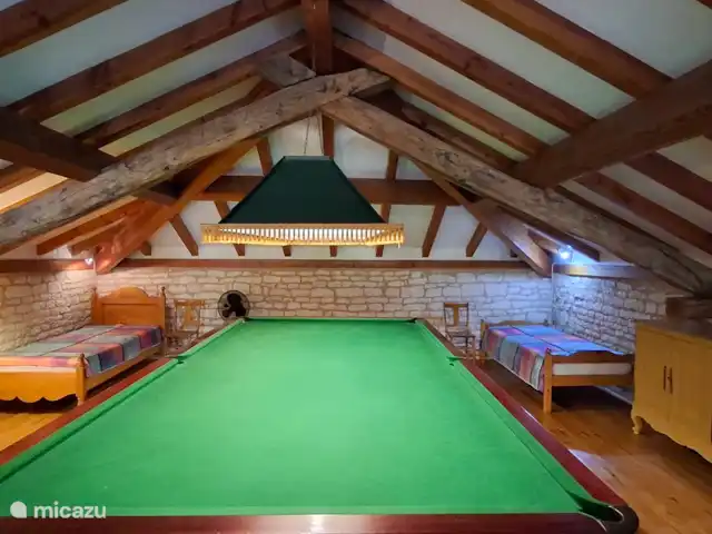 Location de Vacances France, Lot, Cézac, gîte / cottage - Réserve Naturelle de la Grange de Cezac Table de billard pleine grandeur. 2 lits simples.