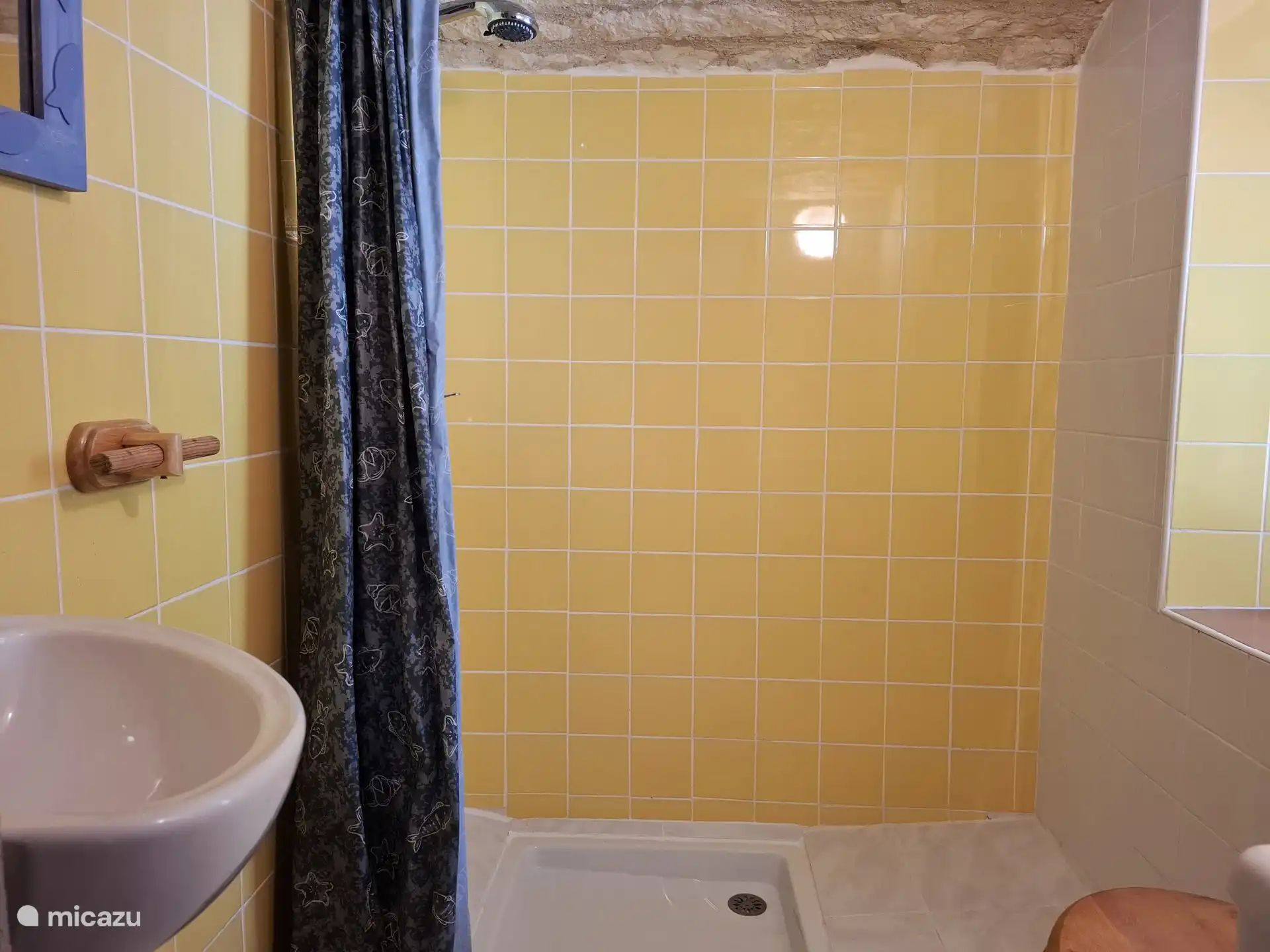 Ensuite shower, wash basin and toilet to the cave bedroom.