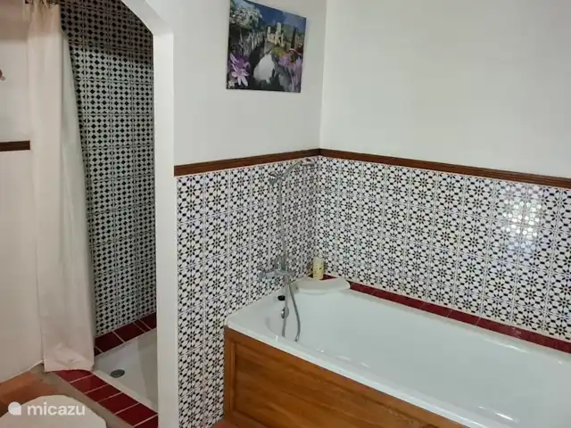 Location de Vacances France, Lot, Cézac, gîte / cottage - Réserve Naturelle de la Grange de Cezac Douche à l’italienne, salle de bain principale.