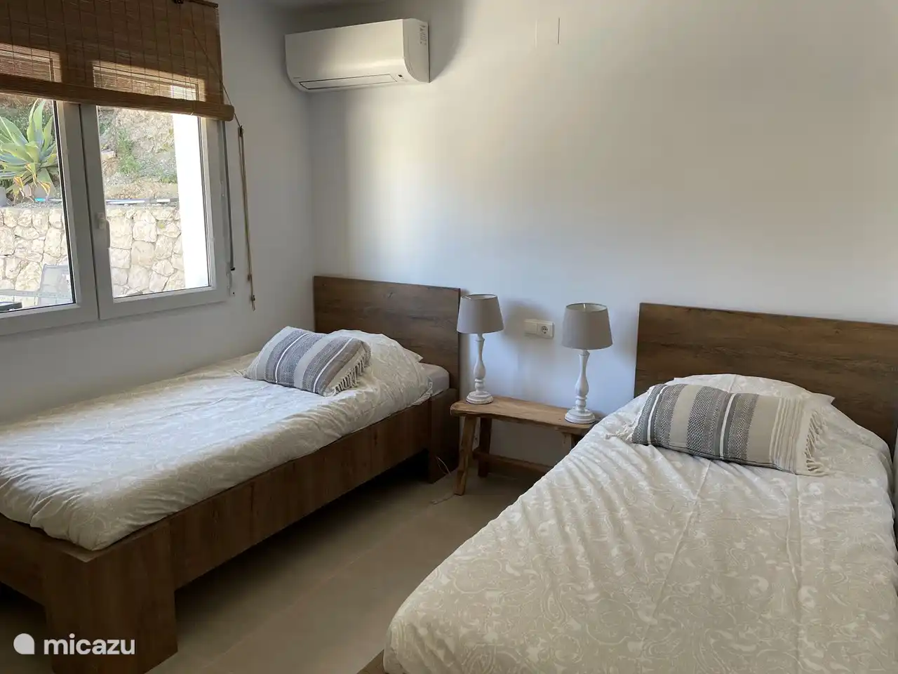 Chambre avec deux lits simples et climatisation