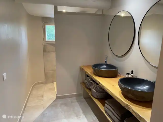 Casa Oliver en Francia, Gard, Cornillon - casa vacacional Baño nuevo, un total de 3 baños, 3 baños separados