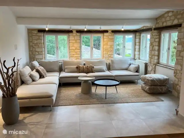Casa Oliver en Francia, Gard, Cornillon - casa vacacional Salón con mucha luz y bonitas vistas al valle