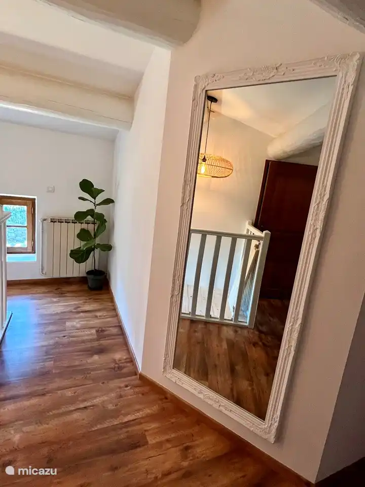 Recibidor arriba con gran espejo de cuerpo entero.