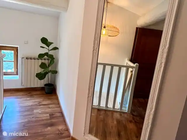 Casa Oliver en Francia, Gard, Cornillon - casa vacacional Recibidor arriba con gran espejo de cuerpo entero.