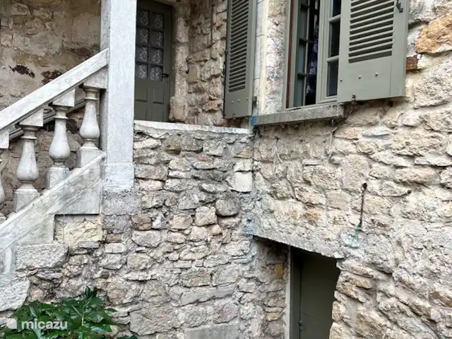 Casa Oliver en Francia, Gard, Cornillon - casa vacacional Encantadora escalera a la puerta principal