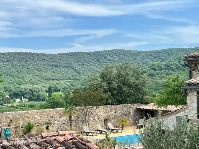 Casa Oliver en Francia, Gard, Cornillon - casa vacacional Fantástica vista desde el jardín.