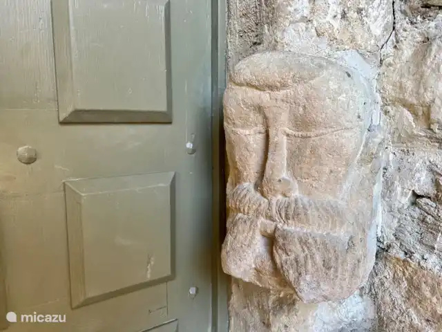 Casa Oliver en Francia, Gard, Cornillon - casa vacacional Bonito detalle en la puerta principal.