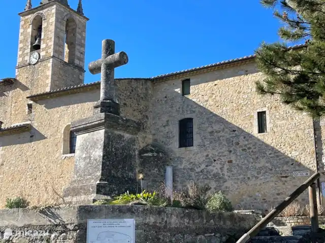 Casa Oliver en Francia, Gard, Cornillon - casa vacacional Hermosa pequeña iglesia en medio de Cornillon