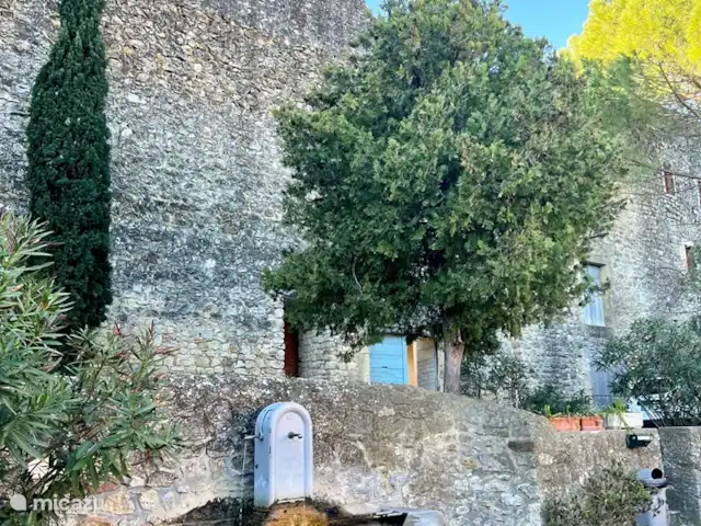 Casa Oliver en Francia, Gard, Cornillon - casa vacacional Plaza de la Fontaine