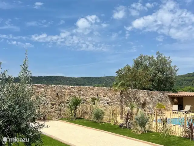 Casa Oliver en Francia, Gard, Cornillon - casa vacacional Jardín muy espacioso con una vista increíble, cancha de petanca y piscina separada