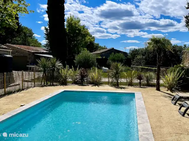 Casa Oliver en Francia, Gard, Cornillon - casa vacacional Gran piscina de sal 750x400
