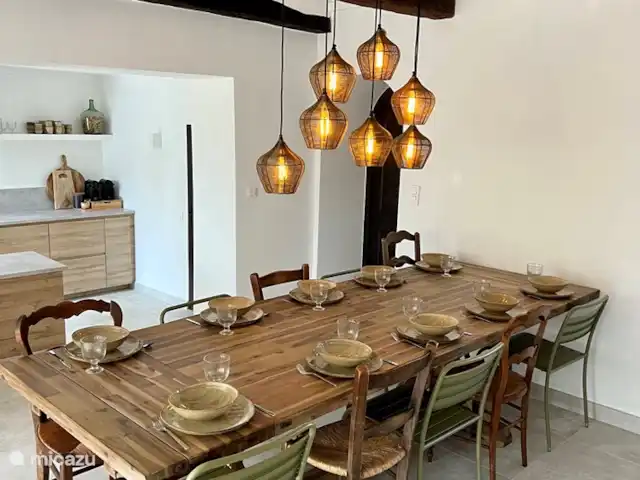 Casa Oliver en Francia, Gard, Cornillon - casa vacacional Amplio comedor abierto