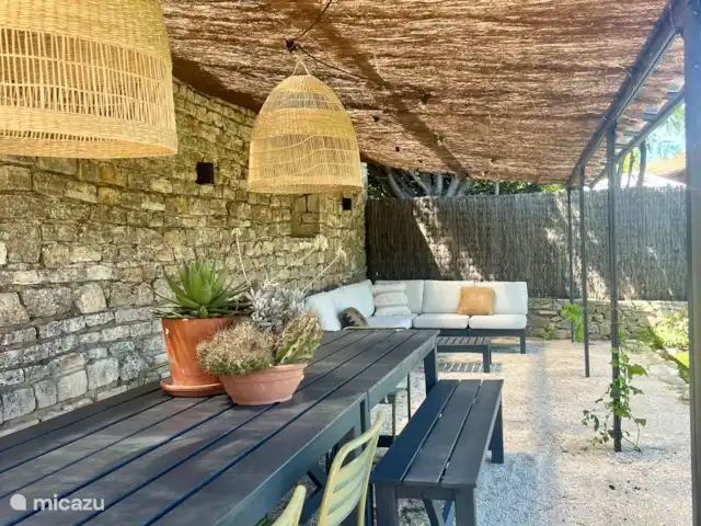 Casa Oliver en Francia, Gard, Cornillon - casa vacacional Toldo en el jardín con sofá lounge y amplia mesa de comedor