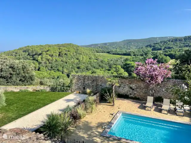 Casa Oliver en Francia, Gard, Cornillon - casa vacacional Vista desde el dormitorio