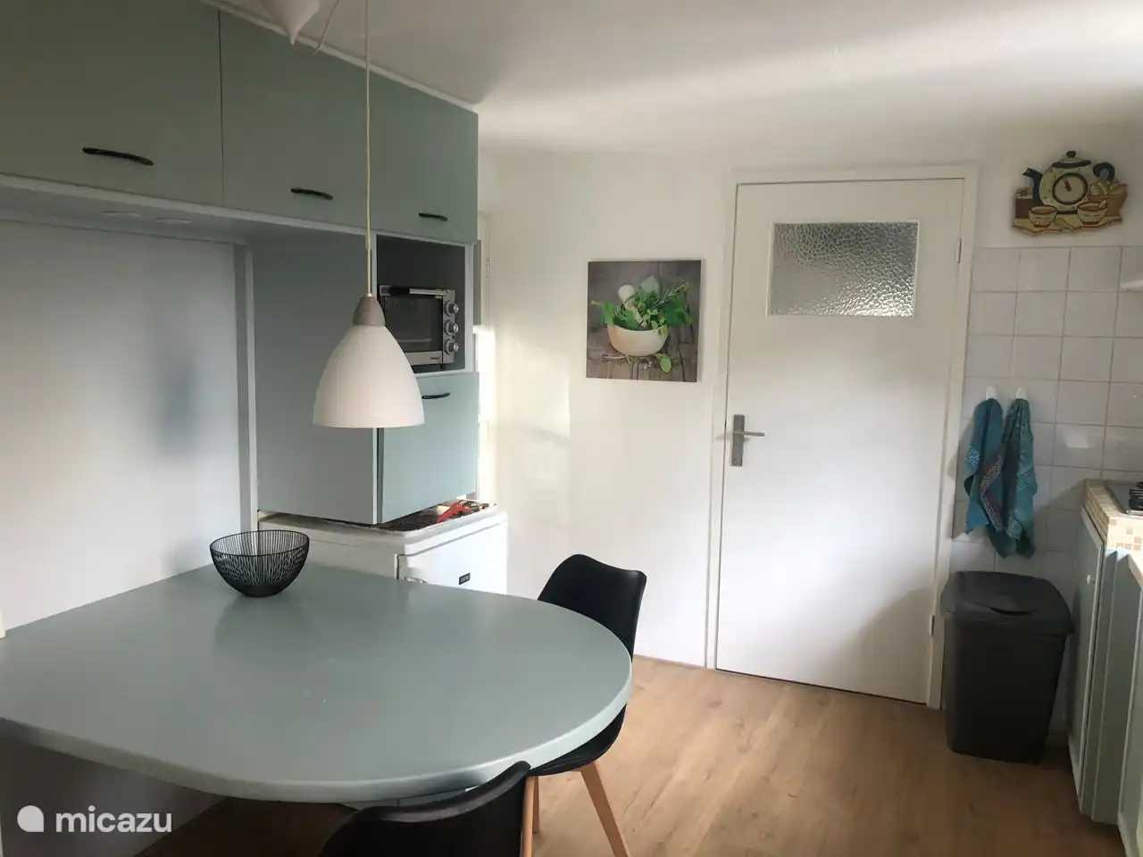 Gemütliche Küche mit kompletter Ausstattung.