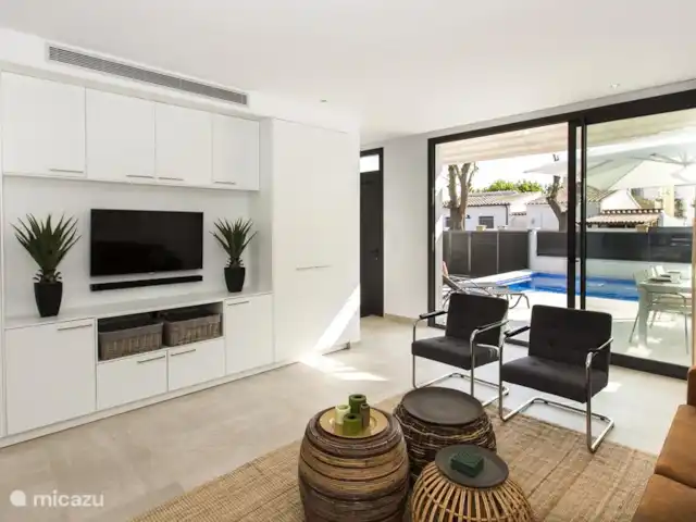 vakantiehuis huren in Spanje, Costa Brava, Empuriabrava – 6 persoons Villa In de woonkamer is een tv aanwezig met oa alle Nederlandse tv zenders.