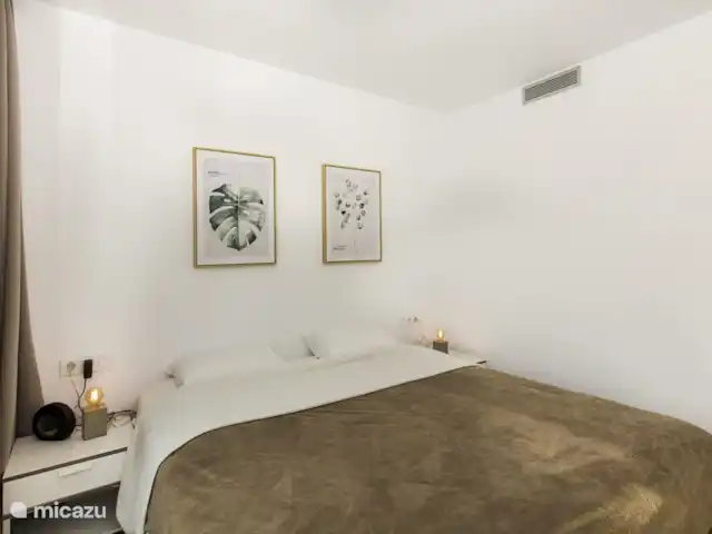 vakantiehuis huren in Spanje, Costa Brava, Empuriabrava – 6 persoons Villa Ruime Slaapkamer met inloopkast en een aparte douche met vaste wastafel. De kamer heeft een schuifpui naar buiten naar het balkon. Aan beiden zijde van het bed bevinden zich nachtkastjes, voorzien van lampjes. In de slaapkamer is eer airco aanwezig.