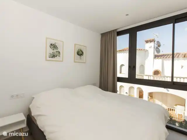 vakantiehuis huren in Spanje, Costa Brava, Empuriabrava – 6 persoons Villa Achterzijde woning is een tweede ruime slaapkamer met ingebouwde kasten. De slaapkamer is voorzien van nachtkastjes en bedlampjes. In de slaaapkamer is er airco aanwezig.