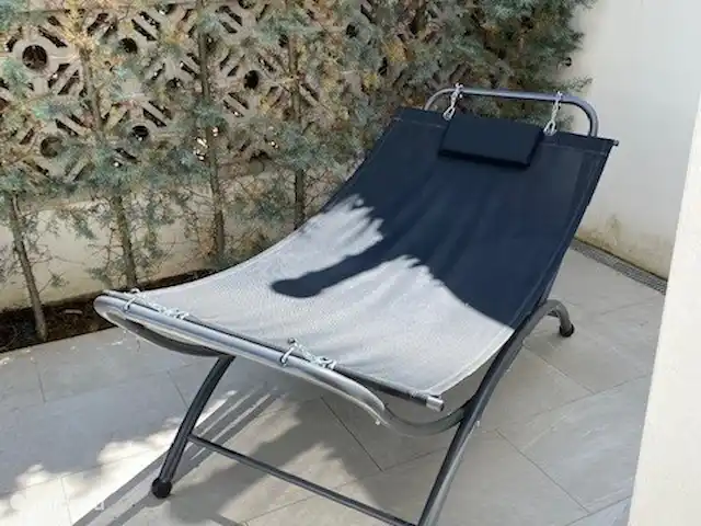 vakantiehuis huren in Spanje, Costa Brava, Empuriabrava – 6 persoons Villa Heerlijke lui ligbed aan de achterzijde bij de keukenkant.